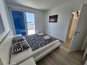 5 soverom, skrivebord, strykejern/-brett og reiseseng for barn