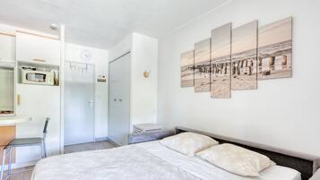 Een strijkplank/strijkijzer, gratis wifi, beddengoed