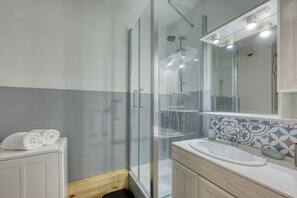 Amenidades de baño gratuitas, secadora de cabello, toallas 