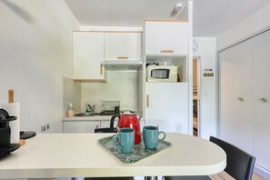 Fridge, microwave, oven, coffee/tea maker