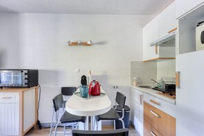 Fridge, microwave, oven, coffee/tea maker - Les Cigales de la Mer - 7min à pied du Port (Saint-Cyr-sur-Mer)