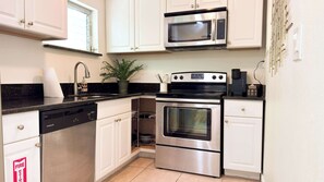 Een koelkast, een microgolfoven, een oven, een kookplaat