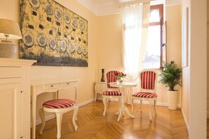 Suite – deluxe | Oppholdsområde | TV