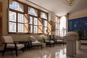 Coin salon dans le hall