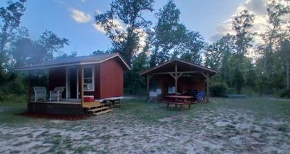 Friendlys River Retreat private
Rustic Camping Cabin sleeps 4+with tent camping
