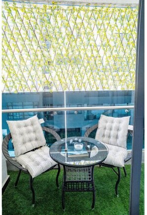 Outdoor dining - New Posh, Prime 1 Br with Live Sports & Swim Pool (Nairobi)