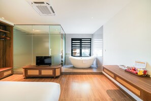 Premium bedding, memory foam beds, minibar, desk - Kien Ocean Hotel (Da Nang)