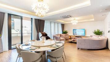 Penthouse Cao cấp | Khu phòng khách | TV màn hình phẳng 40-inch có truyền hình cáp