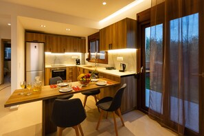 冷蔵庫、電子レンジ、オーブン、食器洗い機