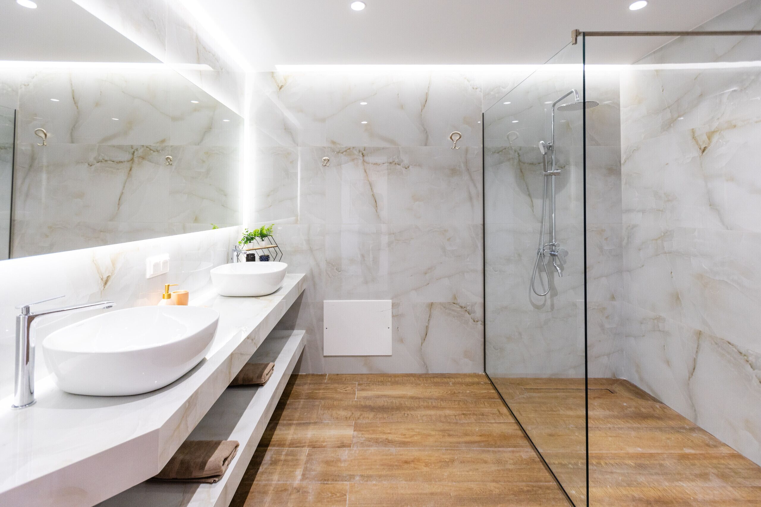 Chuveiro, secador de cabelo, toalhas de banho, shampoo