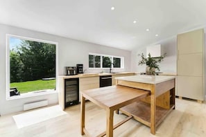 Mini réfrigérateur, micro-ondes, four, plaque de cuisson
