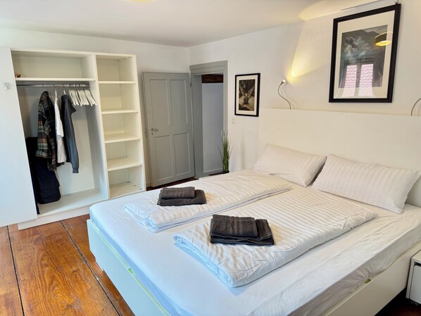 3 habitaciones, tabla de planchar con plancha, wifi y ropa de cama