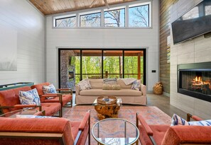 Smart-TV, Kamin, Tischfußball, Bücher