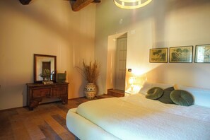 4 bedrooms, iron/ironing board, WiFi, bed sheets