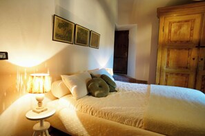 4 chambres, fer et planche à repasser, Wi-Fi, draps fournis