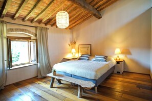 4 bedrooms, iron/ironing board, WiFi, bed sheets