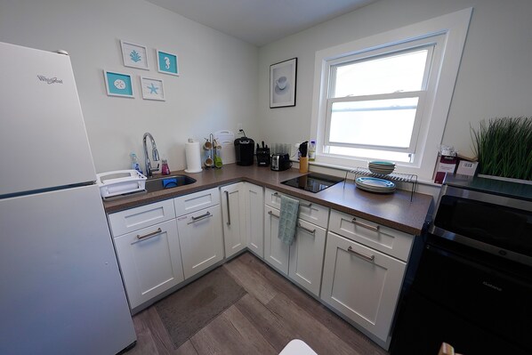 Microwave, stovetop - Charming 1-bedroom private ground level apartment in Wildwood Crest (Wildwood Crest)