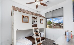 5 bedrooms, desk, iron/ironing board, WiFi
