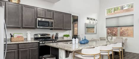 Kühlschrank, Mikrowelle, Ofen, Herdplatte