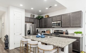 Køleskab, mikrobølgeovn, ovn, kogeplade