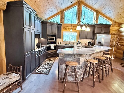 Mountain lodge in central PA,  with Wi-Fi, a heated  pool and hot tub.