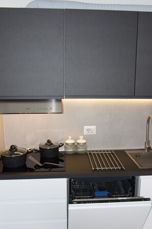 Een koelkast, een microgolfoven, een oven, een kookplaat