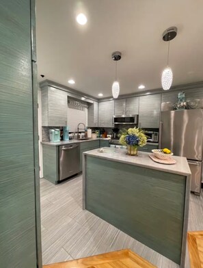 Mikrobølgeovn, ovn, kokeplater og oppvaskmaskin