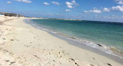 House 7 minutes walk from the beach with Jacuzzi