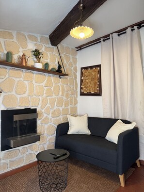 Smart-TV, Kamin, Bücher