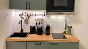 Fridge, microwave, dishwasher, coffee/tea maker