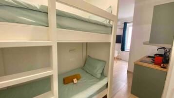 1 camera, una cassaforte in camera, una scrivania, ferro/asse da stiro