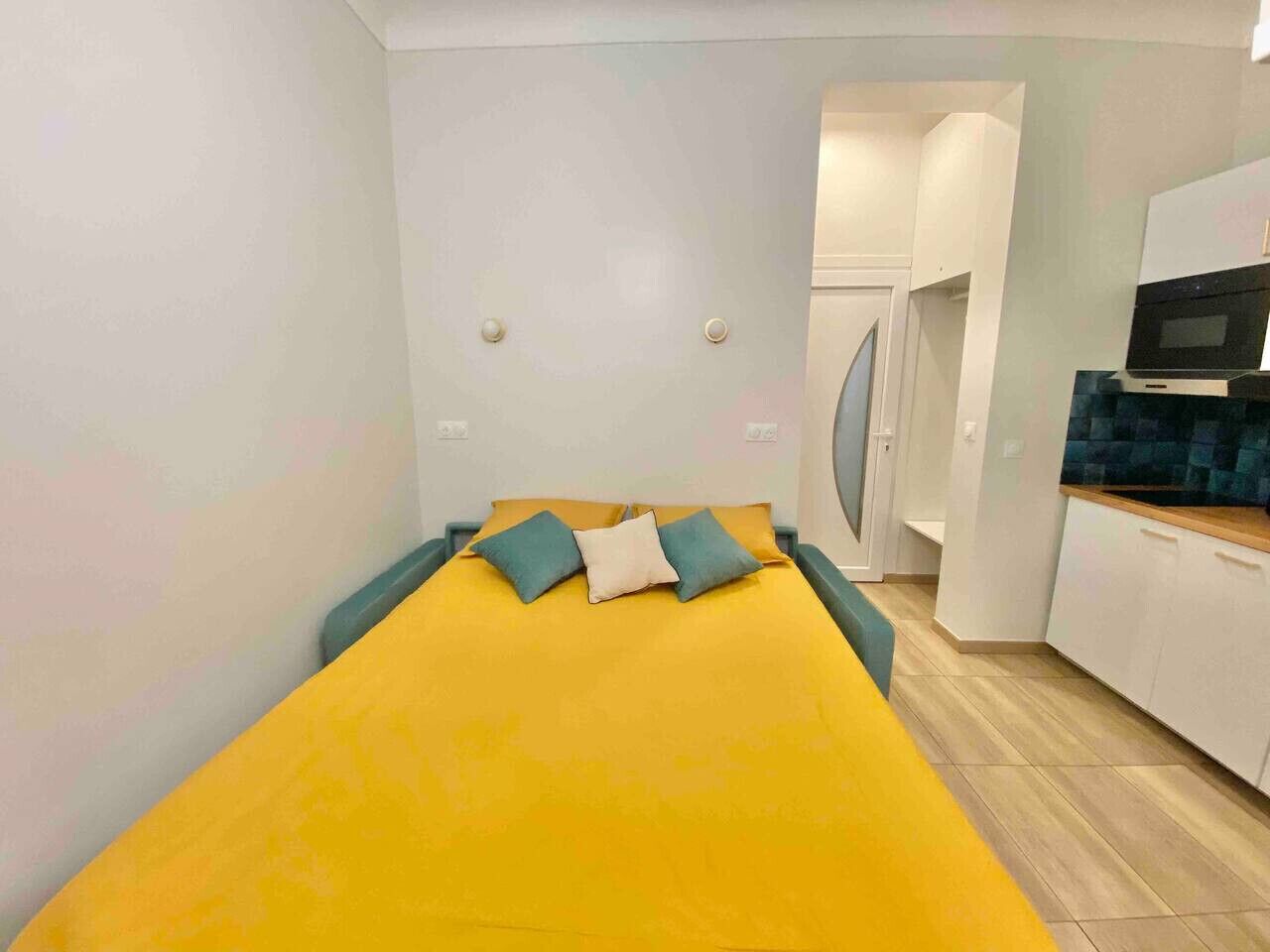 1 slaapkamer, een kluis op de kamer, een bureau