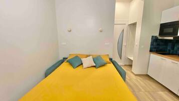 1 slaapkamer, een kluis op de kamer, een bureau