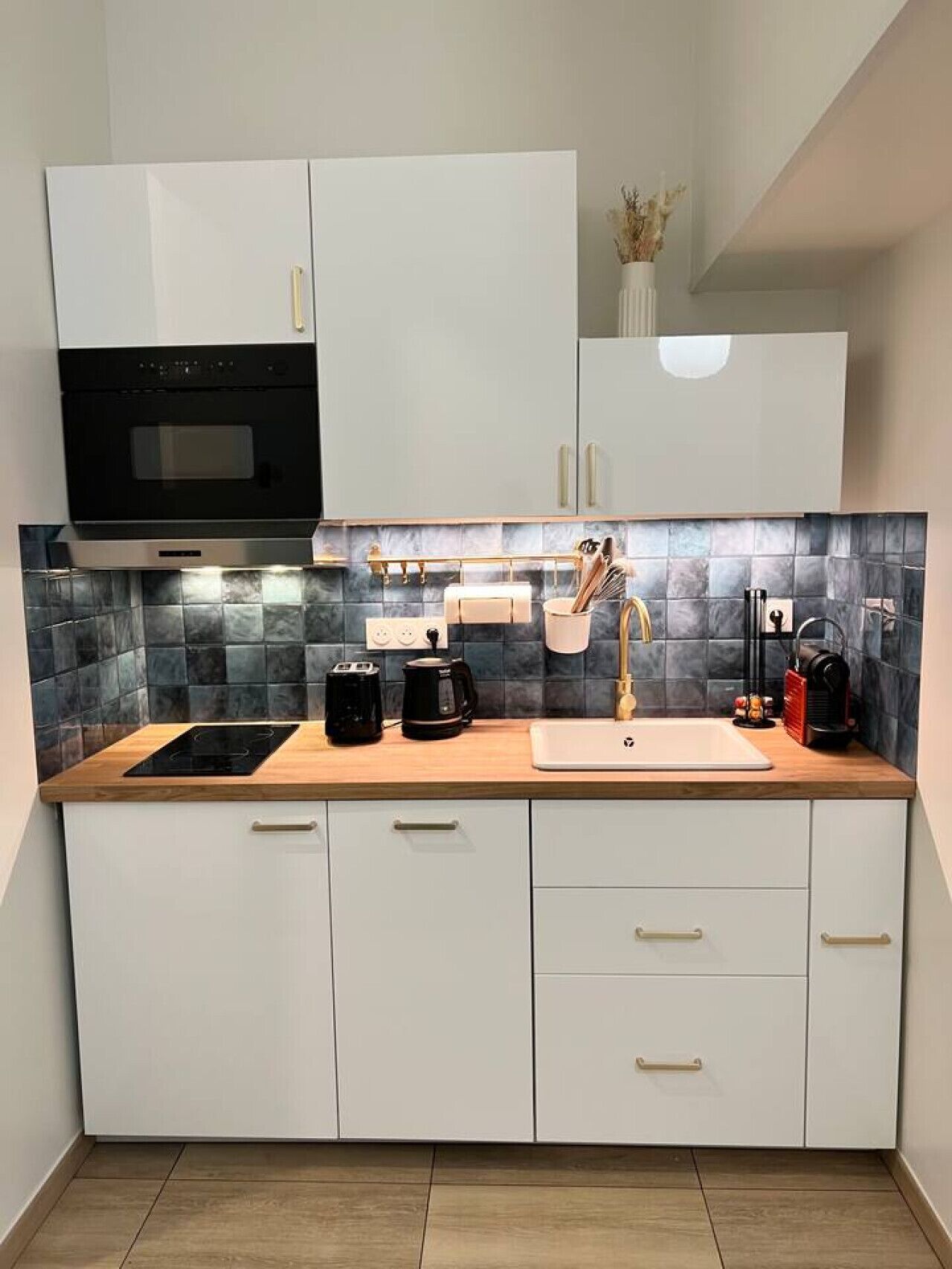 Réfrigérateur, micro-ondes, lave-vaisselle, cafetière/bouilloire