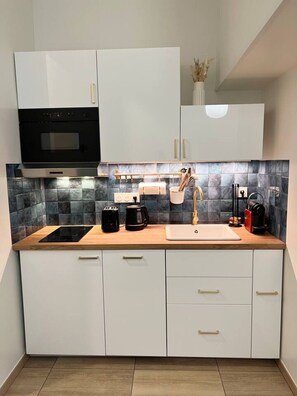 Réfrigérateur, micro-ondes, four, plaque de cuisson