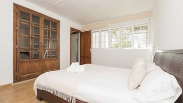 3 bedrooms, iron/ironing board, free WiFi, bed sheets
