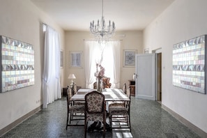 Villa, vista al jardín | Comedor