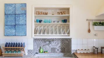 Villa, vue jardin | Cuisine privée | Réfrigérateur, micro-ondes, four, plaque de cuisson