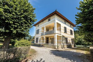 Vista frontal de la propiedad