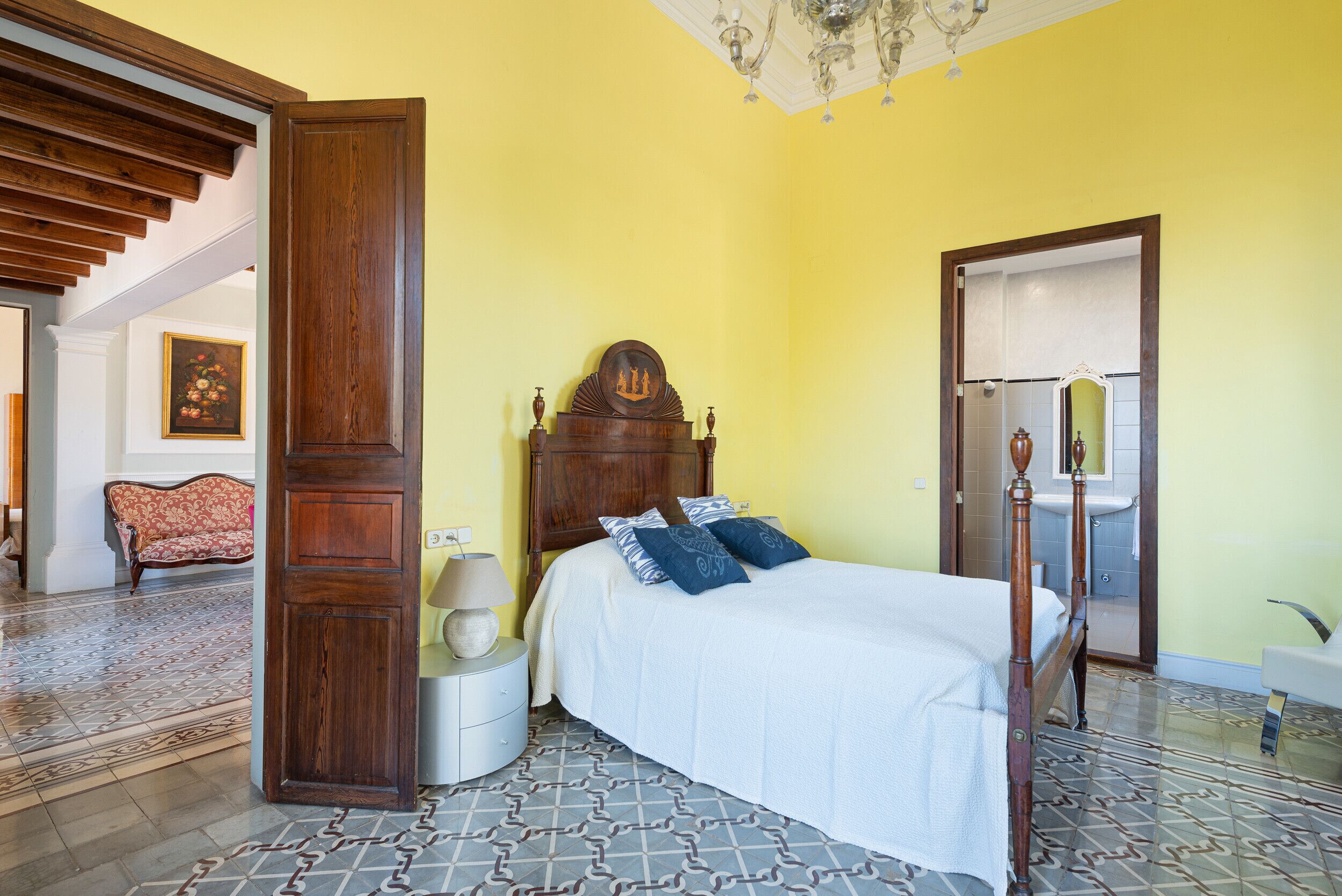 6 bedrooms, iron/ironing board, free WiFi, bed sheets