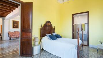 6 bedrooms, iron/ironing board, free WiFi, bed sheets