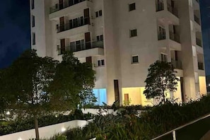 Exterior - Luxury Apartment with Pool @ The Gallery (Accra)