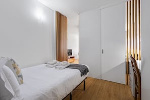2 slaapkamers, een strijkplank/strijkijzer, reisbedje, gratis wifi