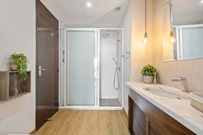 Douche, sèche-cheveux, serviettes fournies