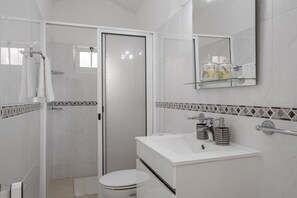 Een douche, een haardroger, handdoeken