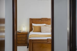 2 habitaciones, tabla de planchar con plancha y cuna de viaje