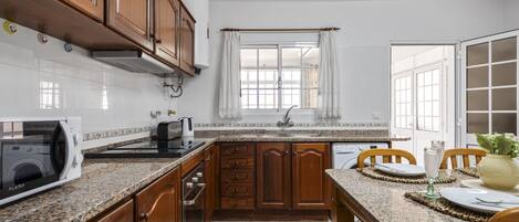 Geladeira, micro-ondas, fogão, cooktop