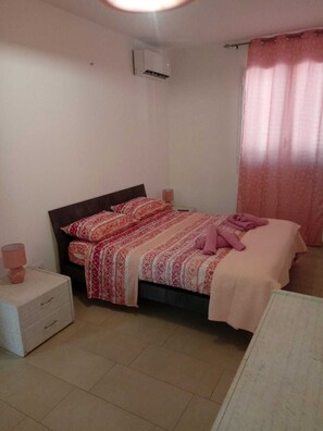 2 bedrooms, bed sheets