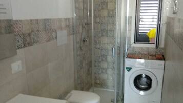 Haartrockner, Bidet, HandtĂŒcher, Seife