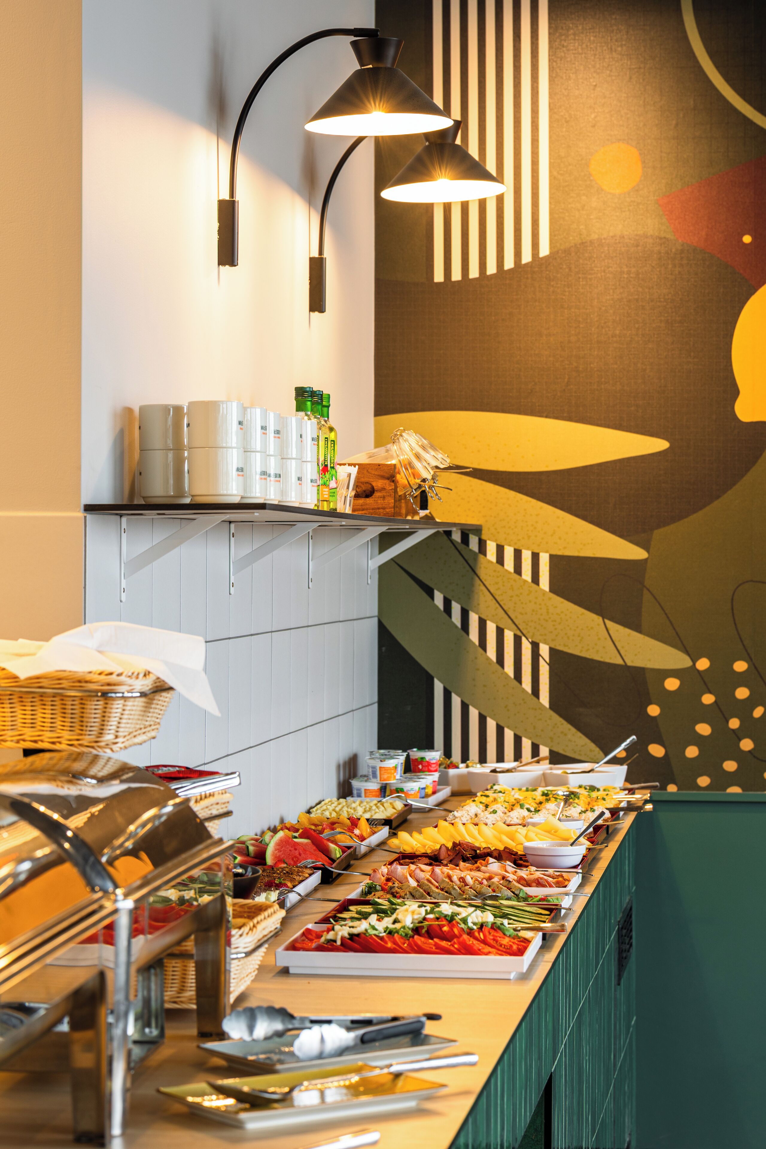 每日供应自助式早餐（每人 PLN 45）